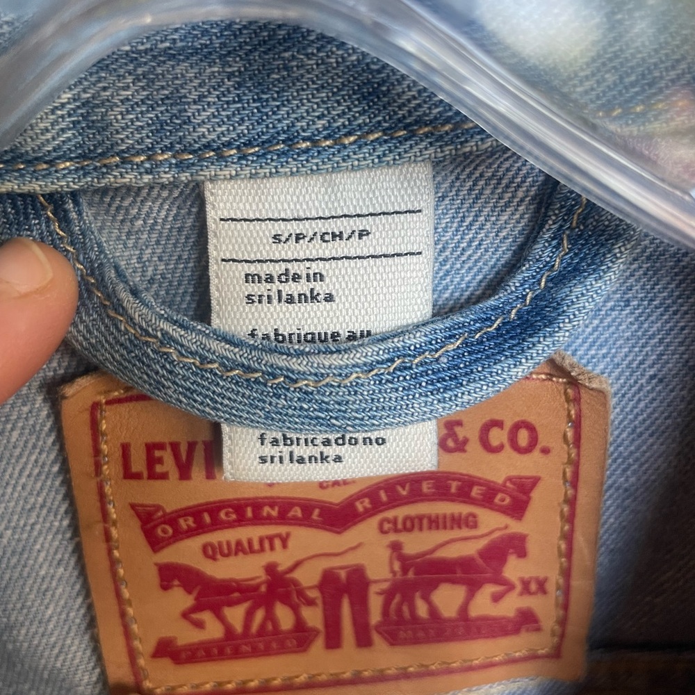 Levi cropped denim jacket, light wash- size S - Picture 10 of 12